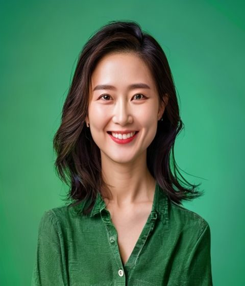 桥本有菜标志性形象宣传照，翠绿渐变背景下她以自信笑容面向镜头，青春活力与专业气质兼备